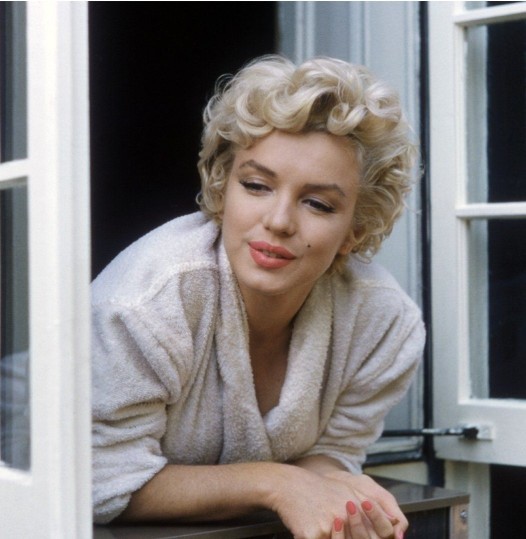 Why do people want to emulate Marilyn Monroe, who suffered from mental illness, drug abuse, and low self-worth and wasnt even respected?