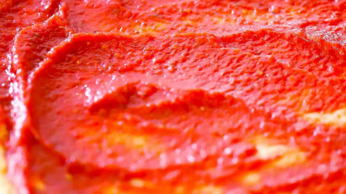 How do you make tomato sauce for a pizza?