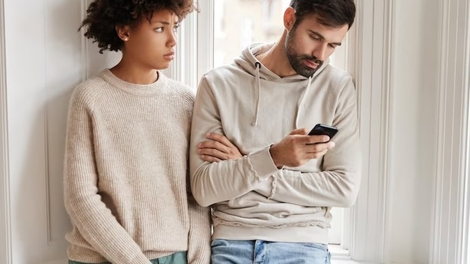 Boyfriend changed his passcode to his phone, why? should I be worried?