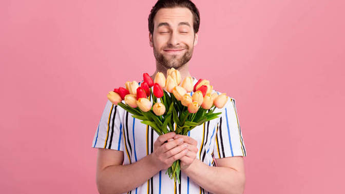 Is it acceptable in a relationship for a woman to give her man flowers?