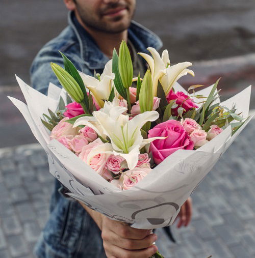 Girls, do you like to receive flowers on a first date?
