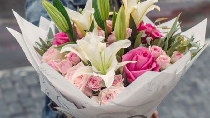 Girls, do you like to receive flowers on a first date?