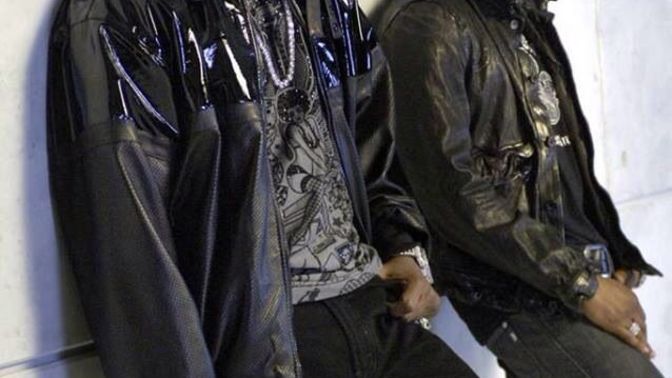 Do you agree or disagree that Usher is a better singer/vocalist than R Kelly?