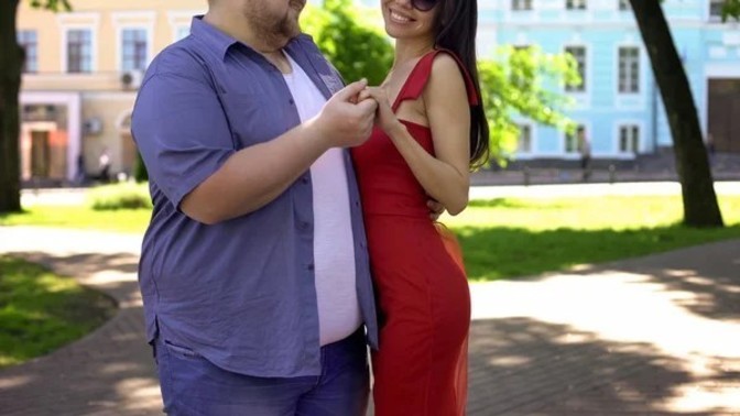 How the hell this unattractive guy was able to find a beautiful girlfriend without any vehicles or licenses?