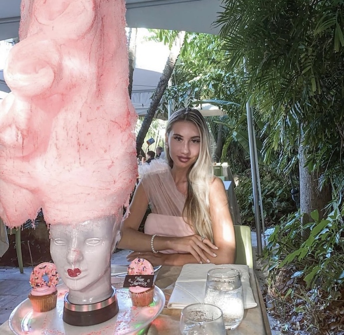Are men more likely to pay for a date if the woman is feminine?