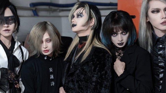 Anyone here who loves 2 extreme opposite genres of music (for example I love KPOP and Power Metal)?