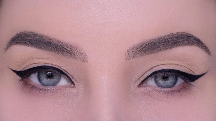 Does anyone actually find uneven/asymmetrical eyelids okay or attractive?