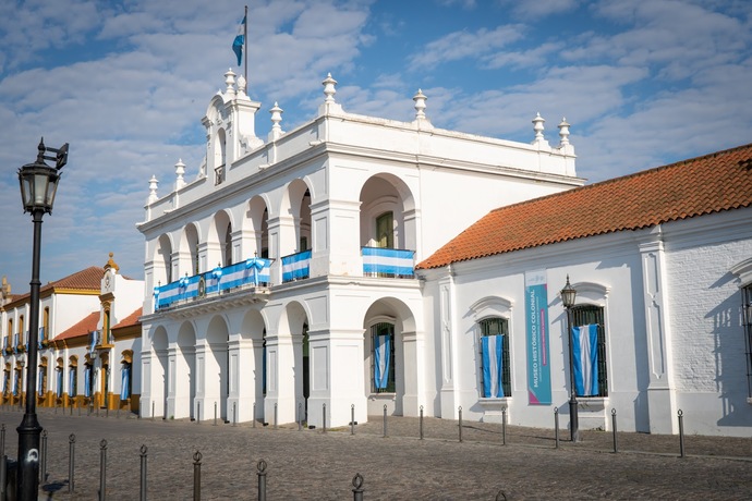 Which Latin American country has the most European/Spanish architecture?