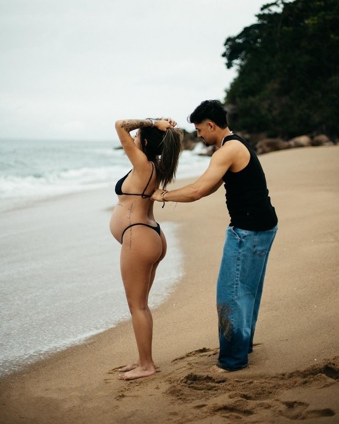 Why do women wear revealing clothes? - GirlsAskGuys