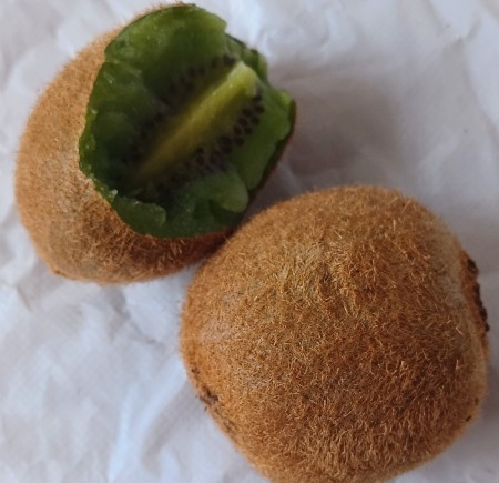 Do you eat kiwi fruit skin?