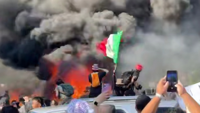 If they want to destroy our citie fly their flags while trashing it and live in a trash?