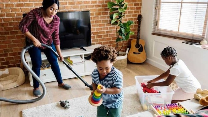 Who does the chores in your home mostly?