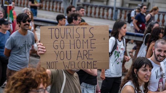 In many cities, there were protests led by residents against over tourism. Is the area in which you currently live affected by over tourism?