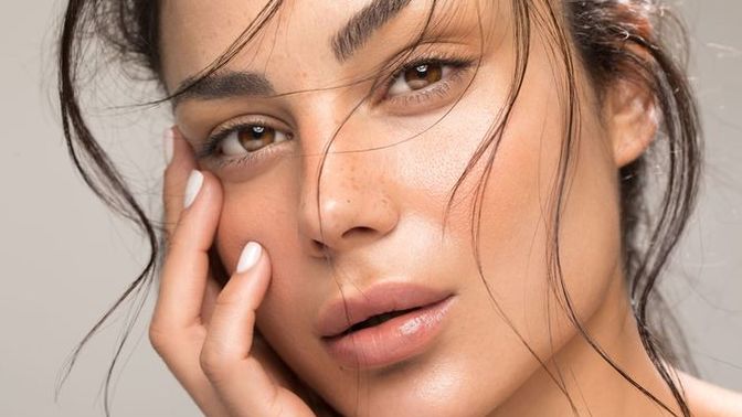 Guys, do you prefer girls with or without make up on? And also wearing or not wearing nail polish?