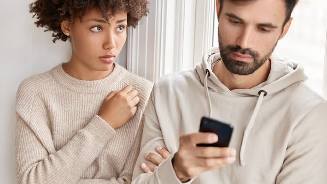 I looked through my girlfriend’s phone and found something that made me suspicious. Is this cheating or am I overreacting?