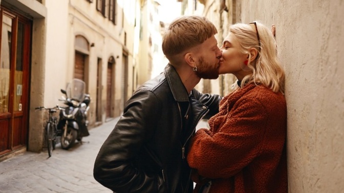 Do you like kissing with tongue?