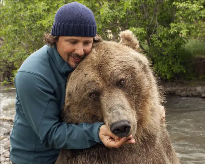 If you came across this adorable bear in your neighbourhood, what would you do?