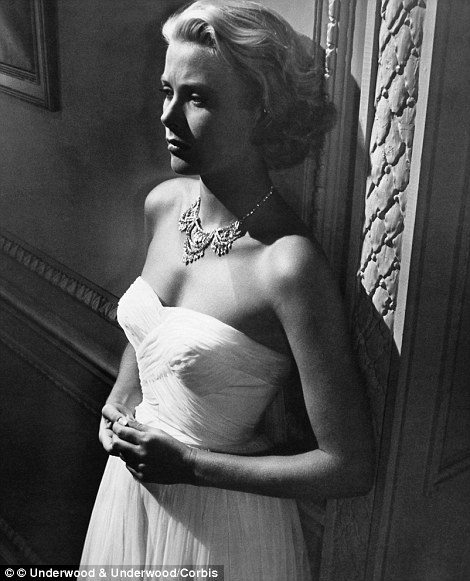 Grace Kelly 32B