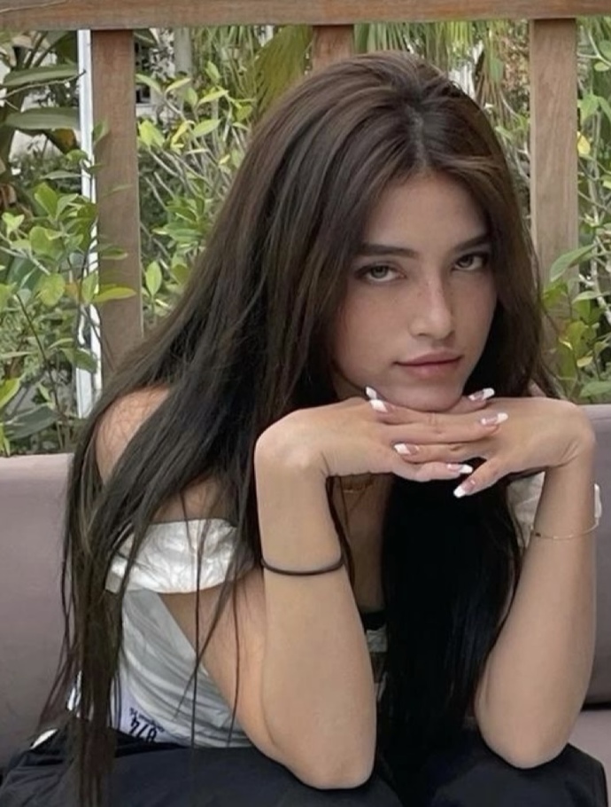 How hot does a woman have to be to aim for a rich husband?