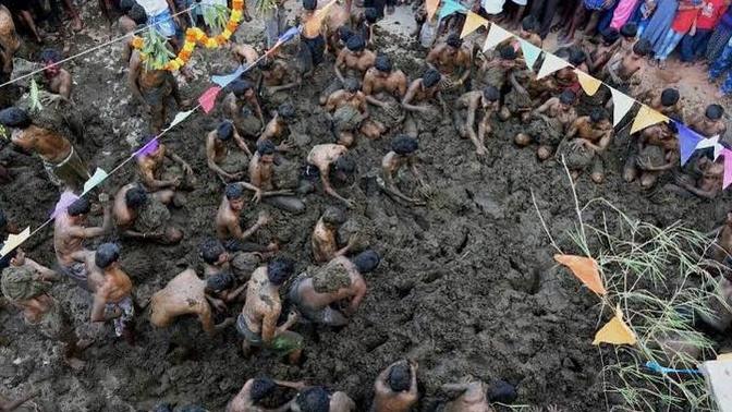 Would you ever like to play a festival of throwing cow dung towards each other?