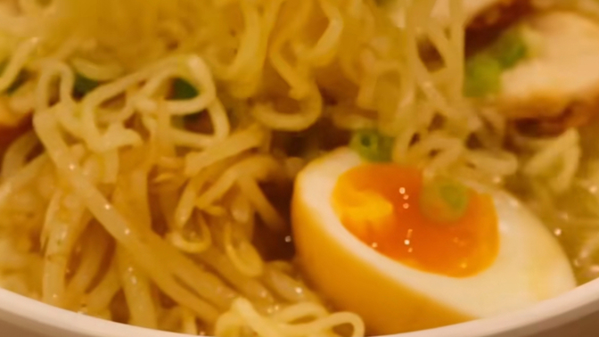 Do women prefer beef or chicken flavoured instant noodles?