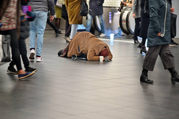 What happens to old people in France that are on the streets?