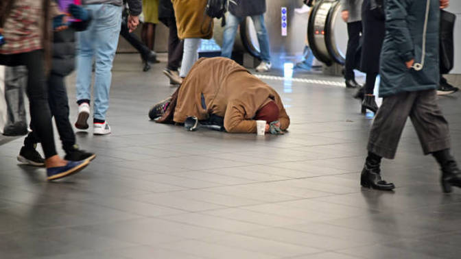 What happens to old people in France that are on the streets?
