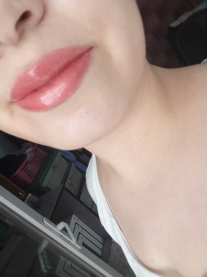 Do my onion puddings suit me with gloss lipstick or plain lipstick?