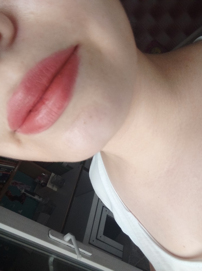 Do my onion puddings suit me with gloss lipstick or plain lipstick?