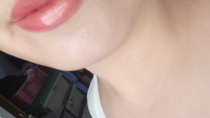 Do my onion puddings suit me with gloss lipstick or plain lipstick?