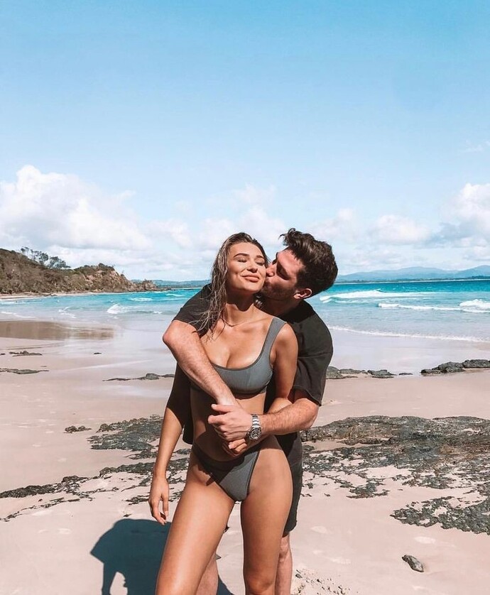 Do romantic loves happen on the beach?