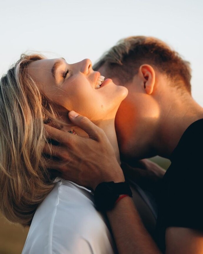 Do romantic loves happen on the beach?