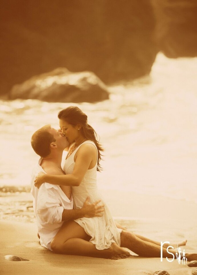 Do romantic loves happen on the beach?