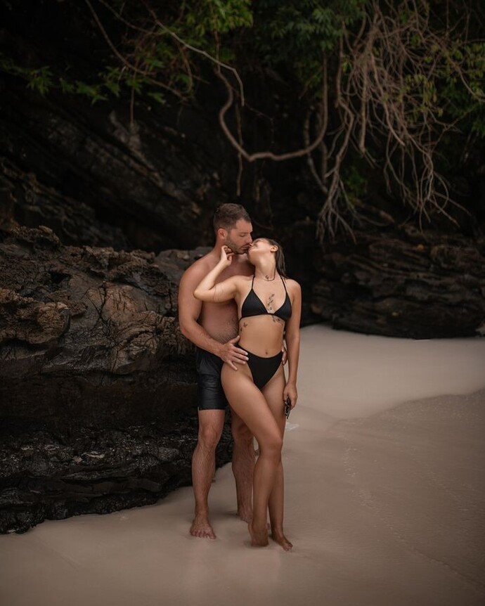 Do romantic loves happen on the beach?