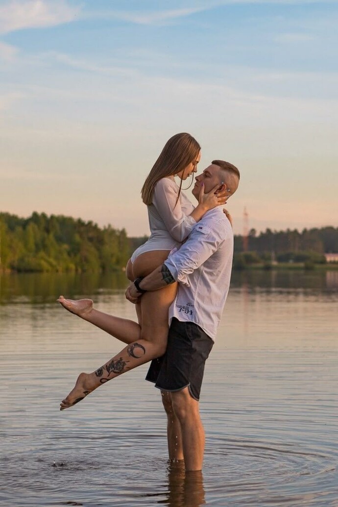 Do romantic loves happen on the beach?
