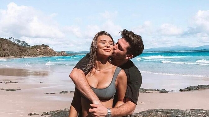Do romantic loves happen on the beach?
