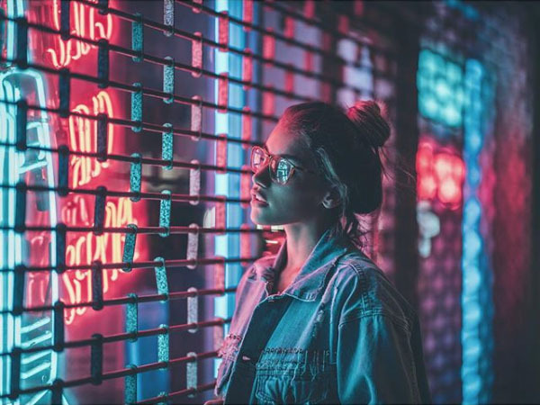 Is it okay for a woman to go out partying/clubbing alone at night?