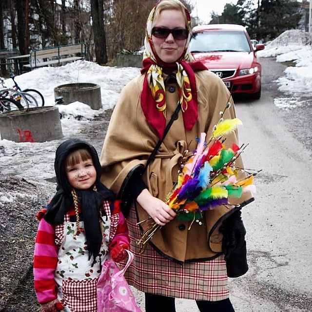 Why do female wear scarves like this but males do not?