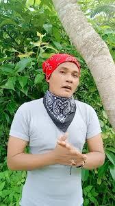 Why do female wear scarves like this but males do not?