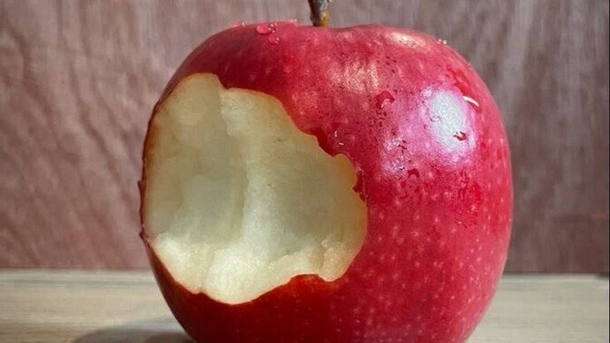 I couldn't eat the apple. Should I give it to you? Will you eat it?