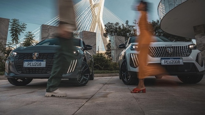 I like it very much. Do you think the car on the right is stylish?