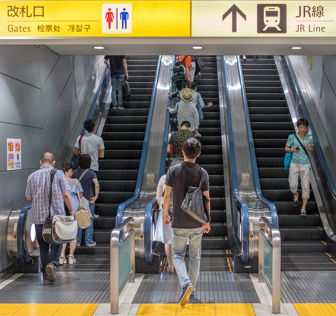 Do people in your country generally follow the escalator rule?