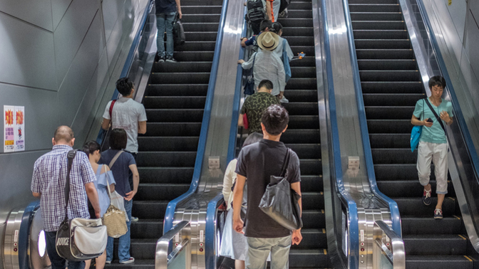 Do people in your country generally follow the escalator rule?