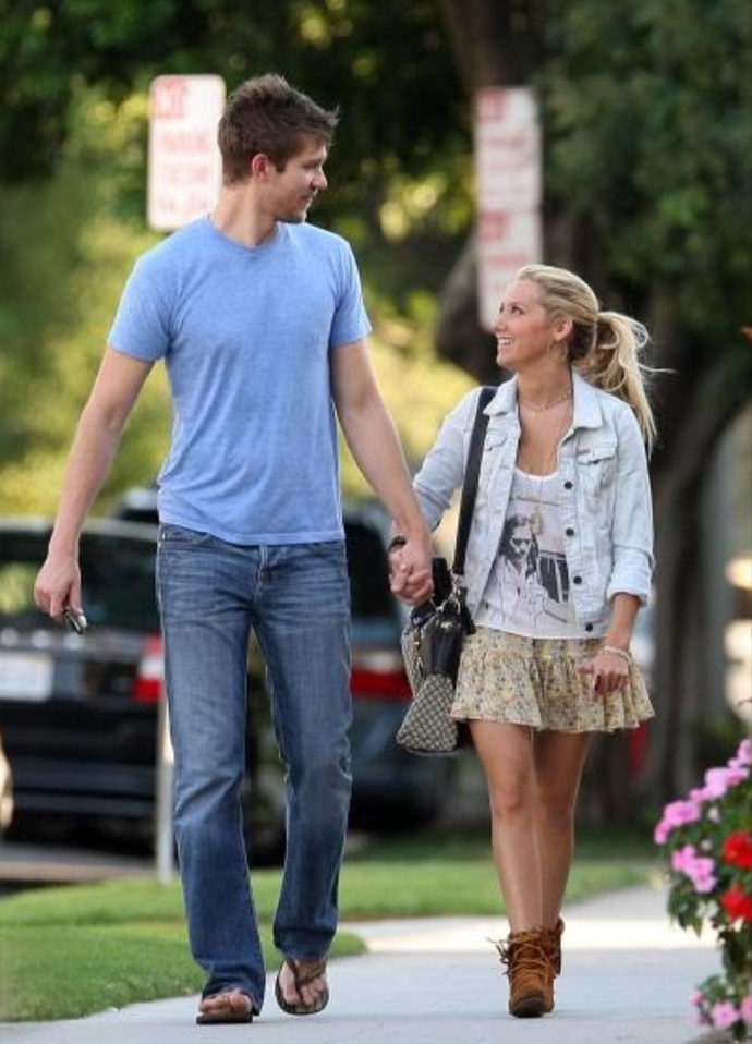 Should tall men stop dating short women (under 5′5″) to prevent passing on short genes to their children?