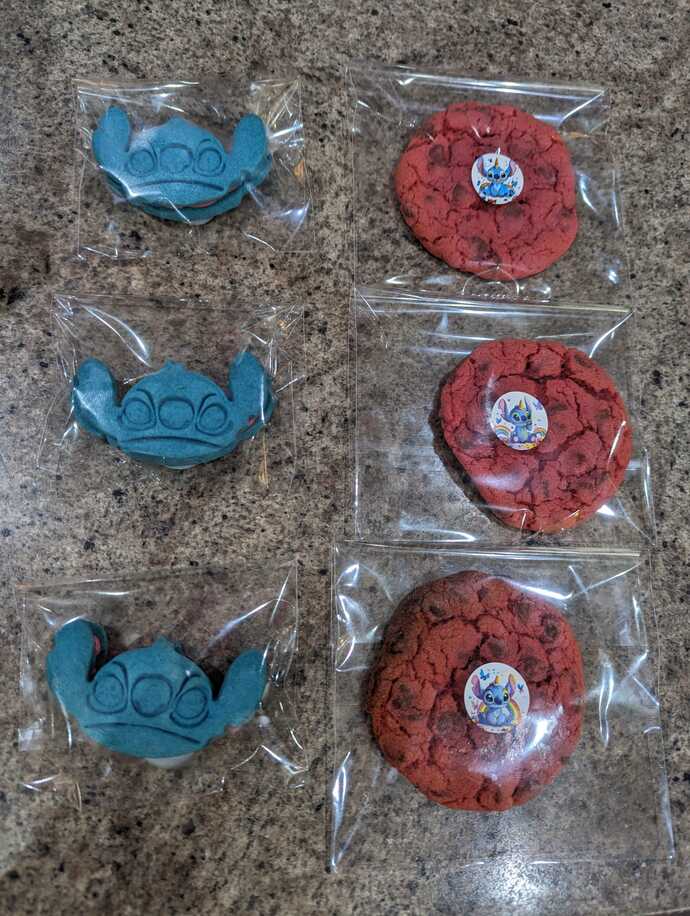 My 3-Year-Old niece is a big Lilo& Stitch fan. What do you think of the cake and biscuits I made for her birthday?