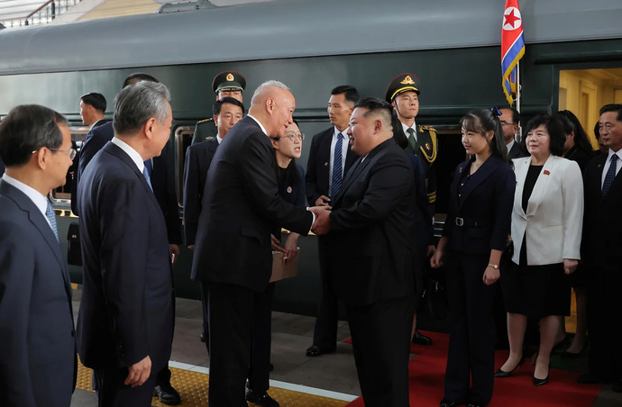 Xi Jinping greets Kim Jong Un in Beijing