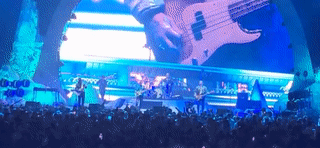 Got on the big screen too, haha. And Rivers Cuomo put his arms up after I did😎😂