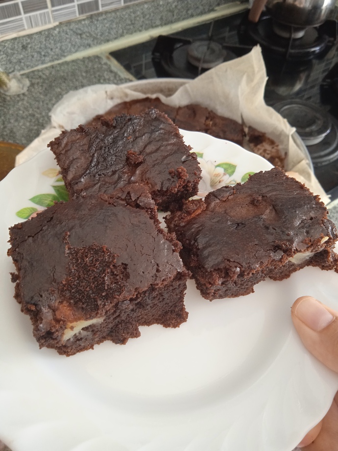 I made banana brownies. Do you want to eat them from my hands?