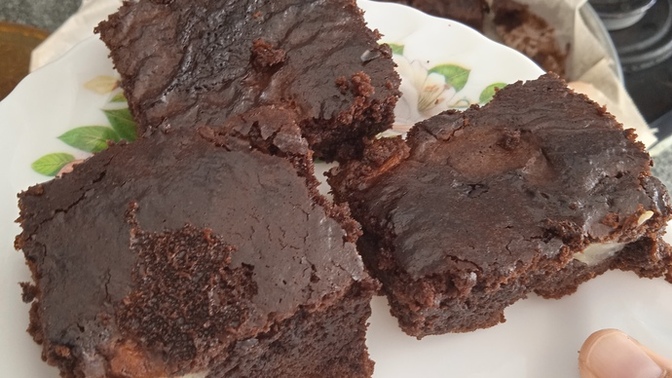 I made banana brownies. Do you want to eat them from my hands?