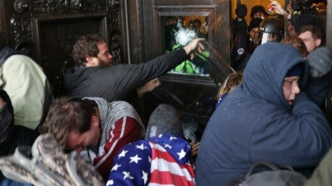 Have you seen this pic of violent radicalized thugs attacking a government building in Portland, OR?